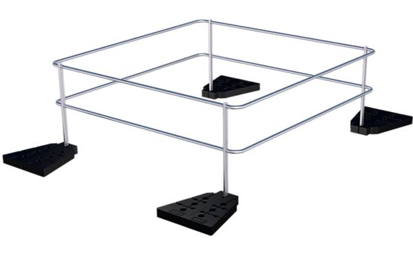 Een met ballastblokken verzwaarde dakrandbeveiliging voor lichtkoepels.