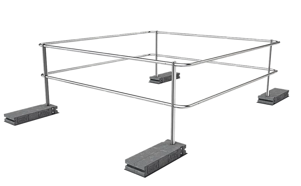 Een met betonnen ballastblokken verzwaarde dakrandbeveiliging voor lichtkoepels.