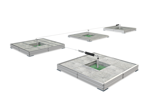 Een staalkabelsysteem voor valbeveiliging op basis van steunen die worden verzwaard met stoeptegels.