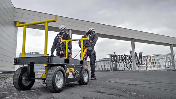 Detail van de aanlijnwagen ABS SafetyBull met aangelijnde koppeling